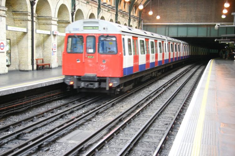 ロンドン地下鉄サークルラインの線路。レールが4本ずつ敷いてある