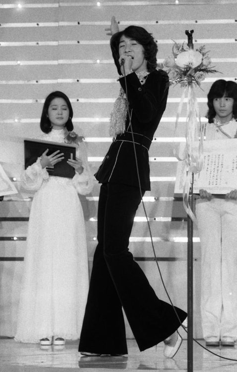 第16回　日本レコード大賞部門賞　デビュー曲「イルカに乗った少年」を熱唱する城みちる（1974年）