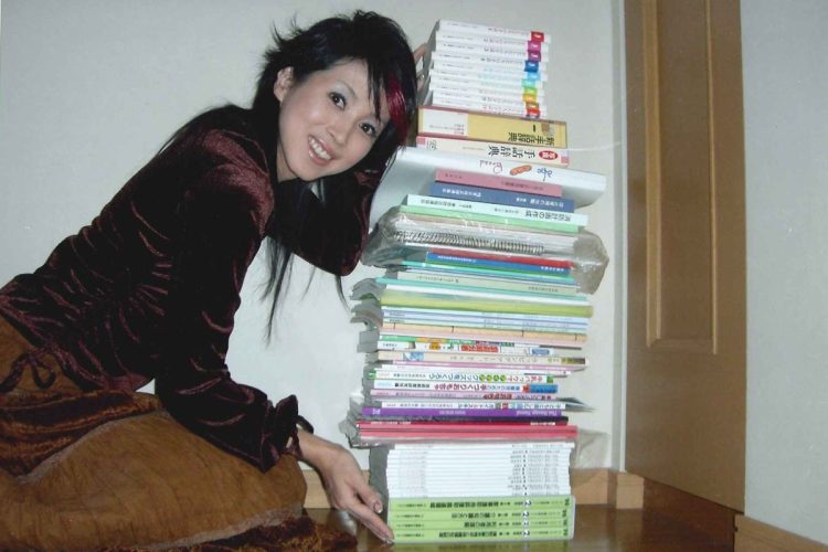 西村知美さんがこれまでに学んだ参考書や問題集を積み上げるとこんな高さに！