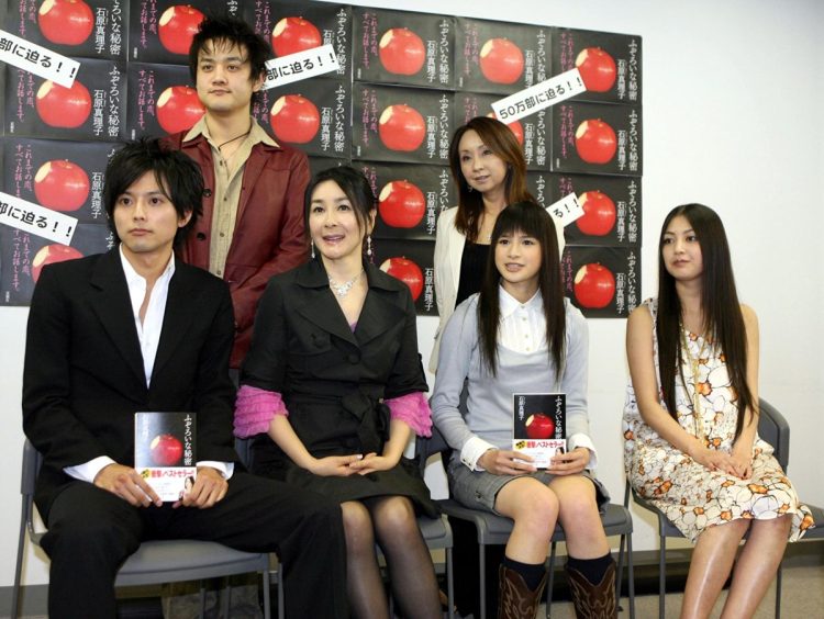 2007年、映画「ふぞろいな秘密」のキャスト発表会見に出席した大島直也さん（後列左）