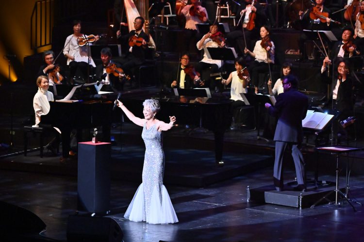 2021年11月に行われた服部克久さん（享年83）追悼のメモリアルコンサートで歌唱する中尾ミエ