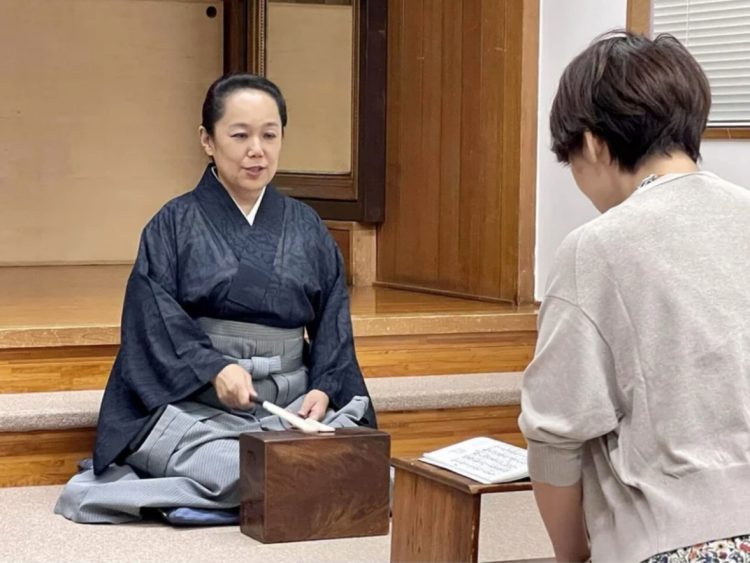 2023年はドラマ『大奥』（NHK）の徳川綱吉が能を堪能するシーンに出演した関さん（左。写真提供／宝生会）