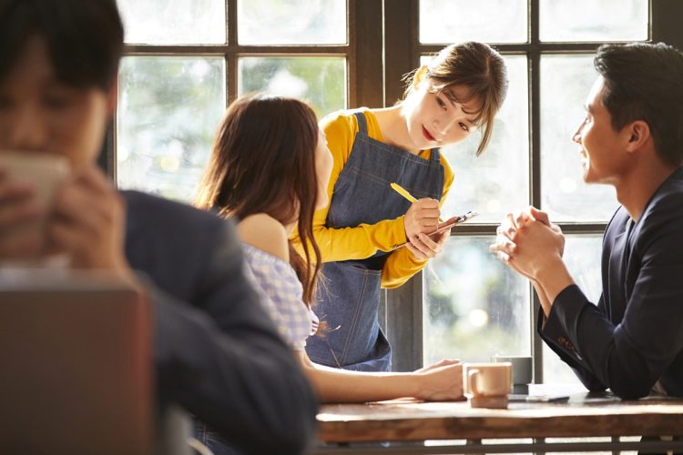 チップをどう扱うかで頭を悩ませている飲食店も増えている（イメージ）