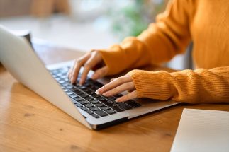 「そうゆう」「だけど」「すごい大事」…学生レポートの劣化に大学教員たちの嘆きが止まらない　AI生成文章をコピペした名残りで文体が混在するケースも頻出