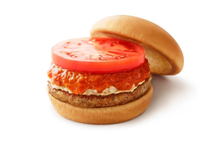 日本人の味覚に合うように開発されたミートソースにたっぷりの玉ねぎや厚切りトマトを挟んだモスバーガー（写真／同社提供）