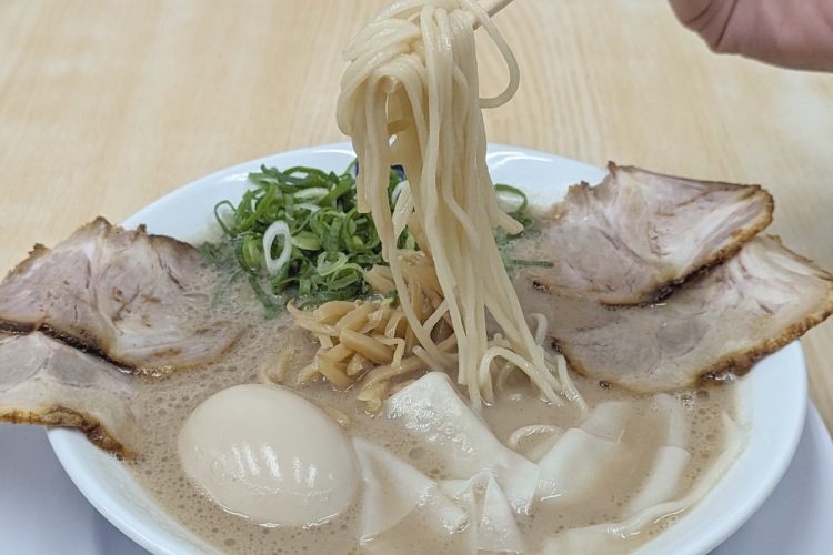 「とんこつラーメンは硬めで食べるもの」というのは思い込みに過ぎない？（「魁龍」のラーメン）