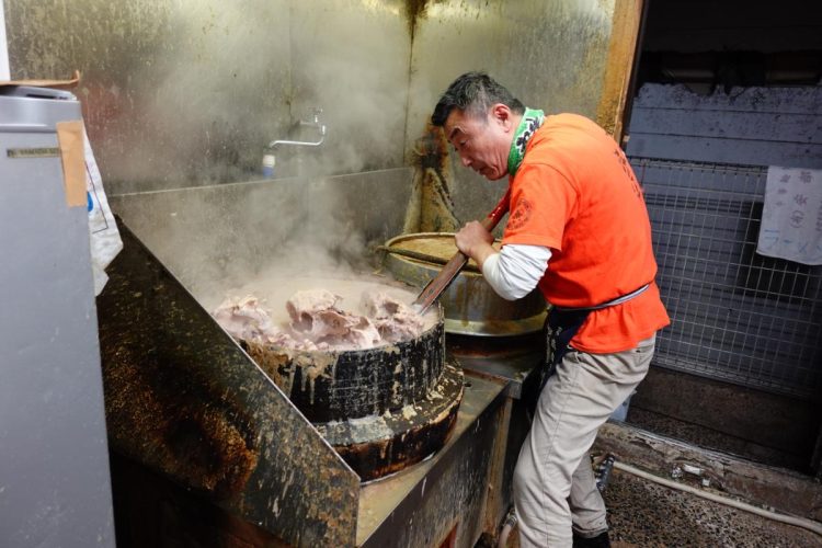 命釜で32年間煮込まれたスープを店主の森山氏は“どトンコツ”と呼ぶ。同店のラーメンは久留米風。麺はやわらかめの「ずんだれ」がベストになるのだという