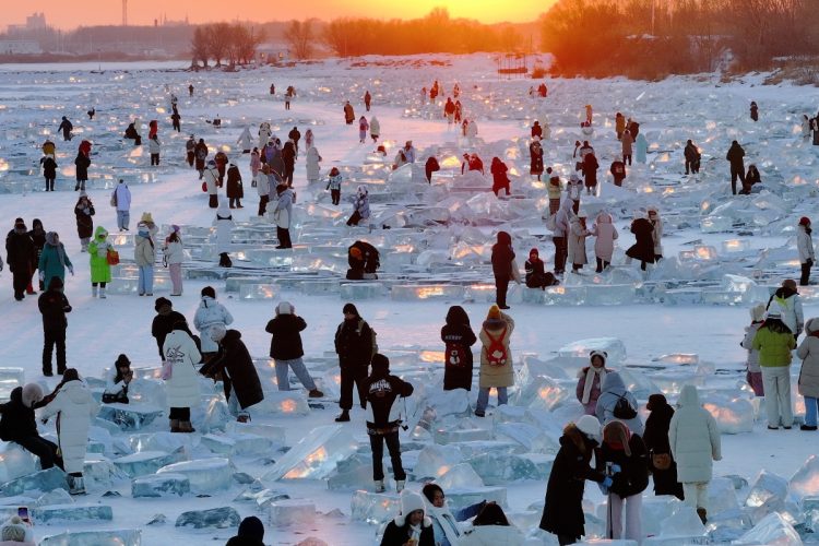 ハルビン市に集まる観光客たち。日没時に凍った角氷は「ダイヤモンドの海」と呼ばれる（Getty Images）