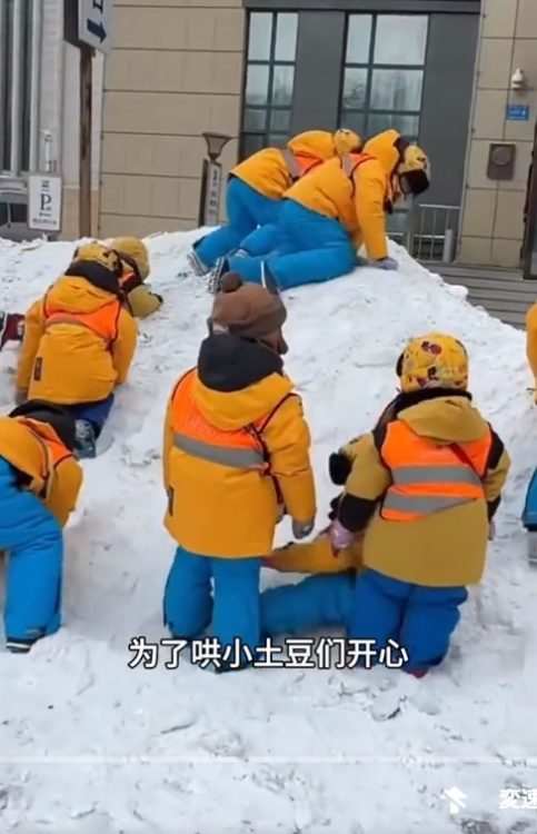 オレンジ色に統一された帽子、上着を付けた11人の幼稚園児たちの微笑ましい様子（SNSより）