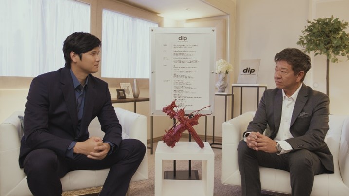 大谷翔平（左）とディップの冨田英揮・社長の対談動画も