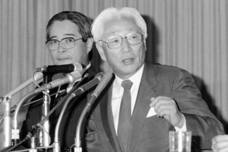 米コロンビア社買収について記者会見するソニーの盛田昭夫・会長（1989年／写真＝共同通信社）