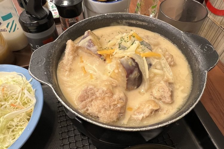 松屋の『シュクメルリ鍋定食』。ゴロっと大きな鶏肉やサツマイモがホワイトソースで煮込んでいる
