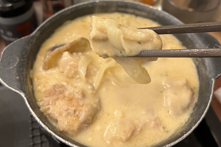 松屋の『シュクメルリ鍋定食』の鶏肉とたまねぎの相性は抜群