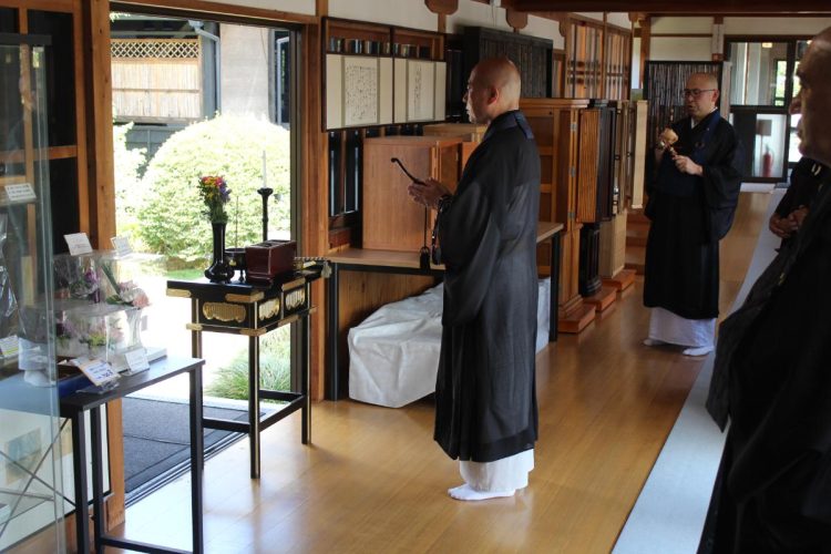 橋本住職は42歳で見性院を引き継ぎ、その後2年かけて檀家制度