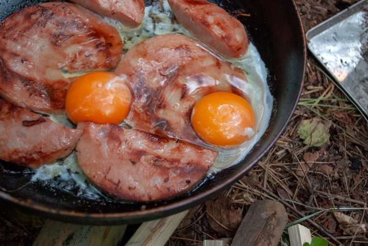 キャンプ飯でも好まれる（イメージ）