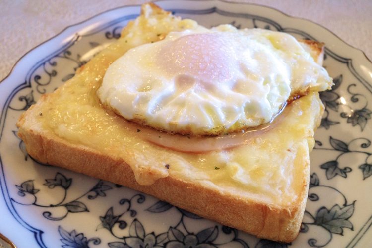 カフェの朝食では馴染み深いハムエッグトースト（イメージ）