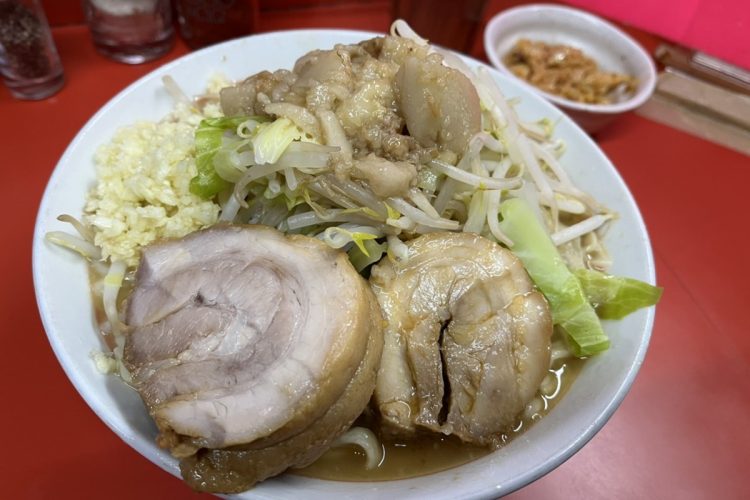 昨今の物価高でコスパの良さも再認識されるようになった「ラーメン二郎」