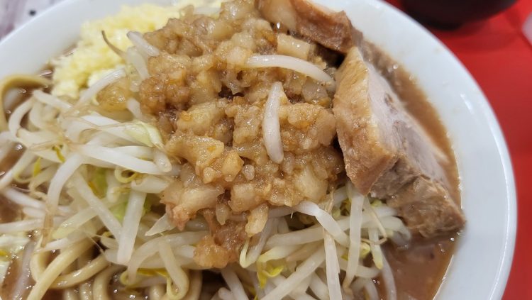 野菜マシにしなくても、一般的な店よりボリューミーな二郎系ラーメン