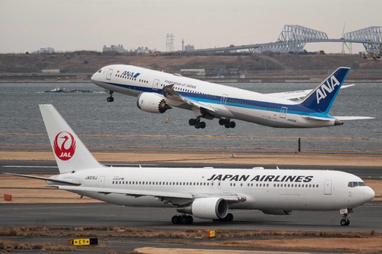 航空需要が高まる一方で人手不足がますます深刻に（写真は羽田空港／時事通信フォト）