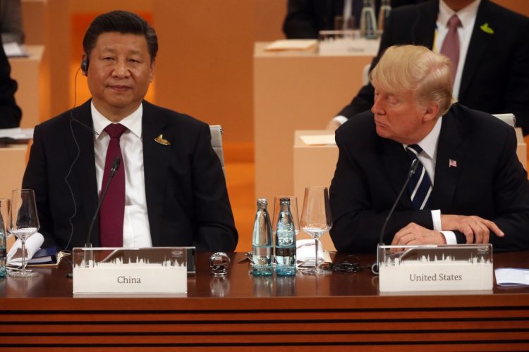 トランプ前大統領は中国とのデカップリングを進めた（左は習近平主席。Getty Images）