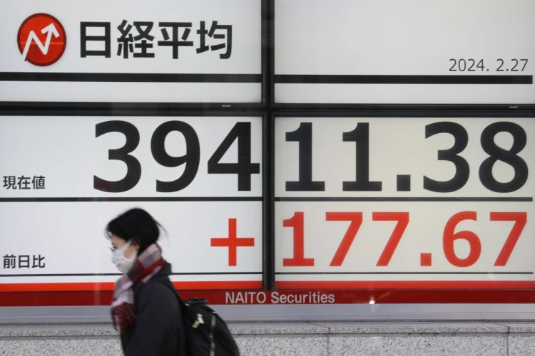 日経平均株価は最高値を更新（2月27日。時事通信フォト）