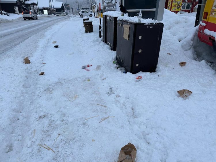 雪にうもれるゴミ