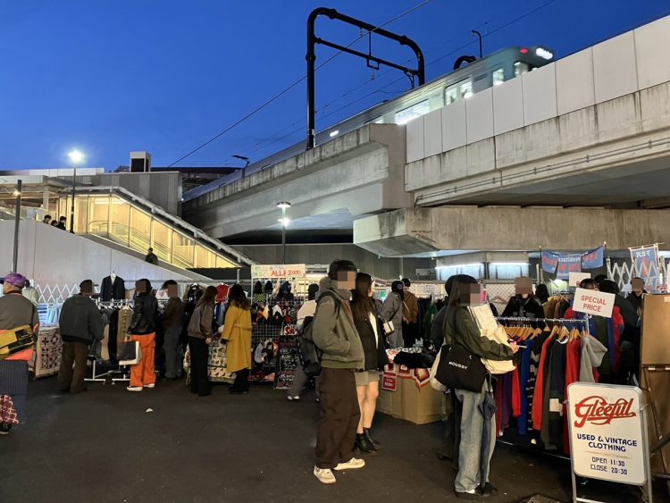 下北沢駅前の古着