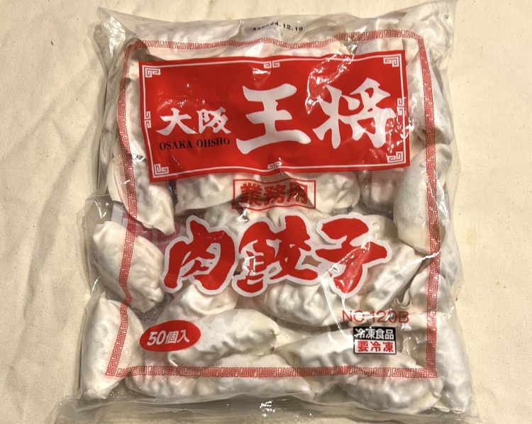 『大阪王将 元祖肉餃子 50個』（公式通販サイトで1590円）。凍ったままの状態でフライパンで焼いて調理する