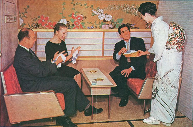 1960年代、日本間を表現した機内ラウンジ。着物姿の客室乗務員や障子は和を表現している。壁面には日本画家・前田青邨の描いた装飾画も