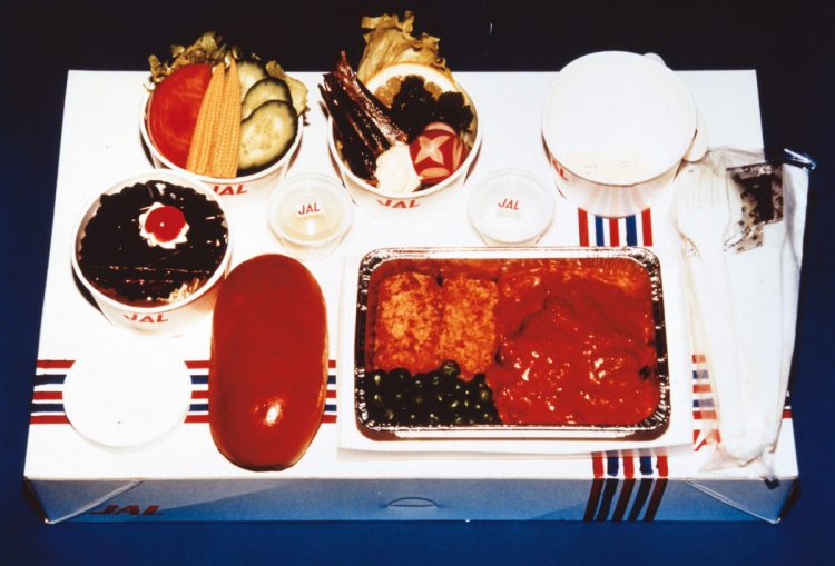 1954年。現在のエコノミーに相当するツーリストクラスで提供されていた機内食。紙製のボックスをトレイとして使用していた
