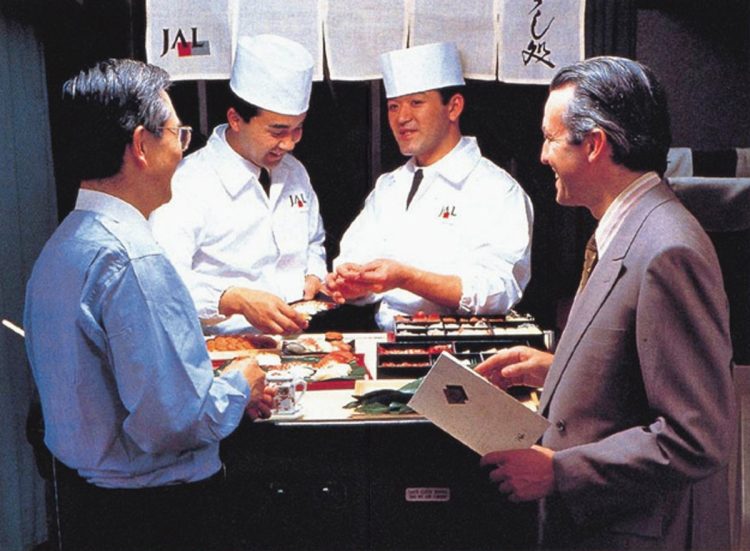 1991年。ファーストとビジネスクラスの搭乗者向けに寿司バーを開設。職人の握る寿司が機内で供された