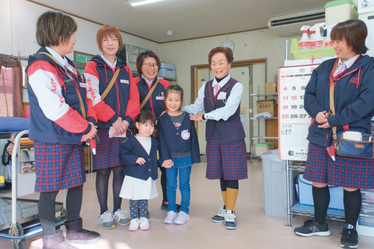 同僚やその子供たちと談笑する小野寺光子さん（右から2人目）。「仕事は命。生涯現役です」＝宮城県気仙沼市