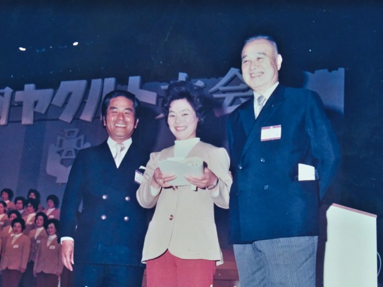 昭和49（1974）年のヤクルト全国大会で、模範となるヤクルトレディを表彰する代田賞を受賞。右は創始者の医学博士・代田稔氏