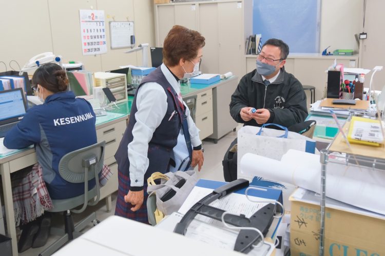 庁舎が分かれている気仙沼市役所の各部署を約1時間かけて歩き届ける。約半世紀、市役所を担当