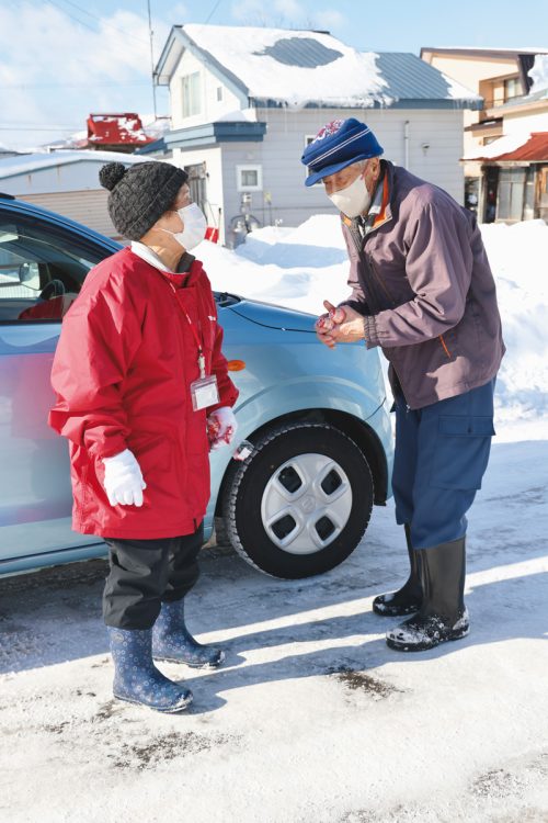 國分さんが訪れる時間帯に、厳寒の中、道路脇に出て到着を待っている顧客の姿も