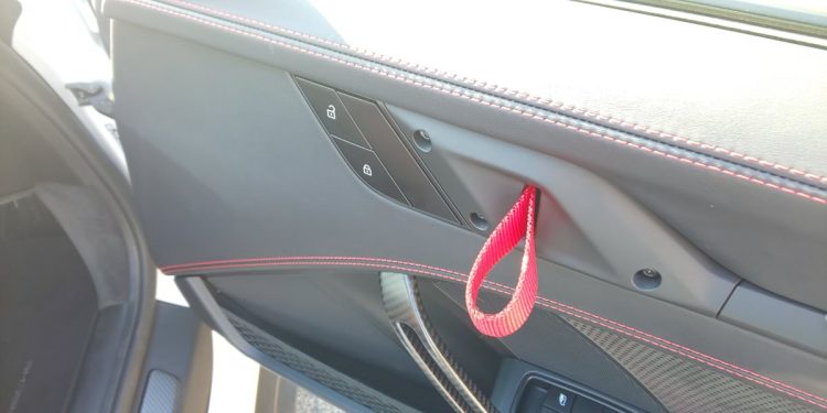 赤い紐を引くことで、車内からドアを開けられる