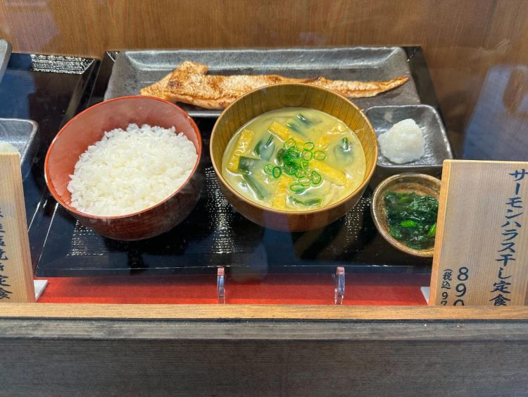 しんぱち食堂「サーモンハラス干し定食」