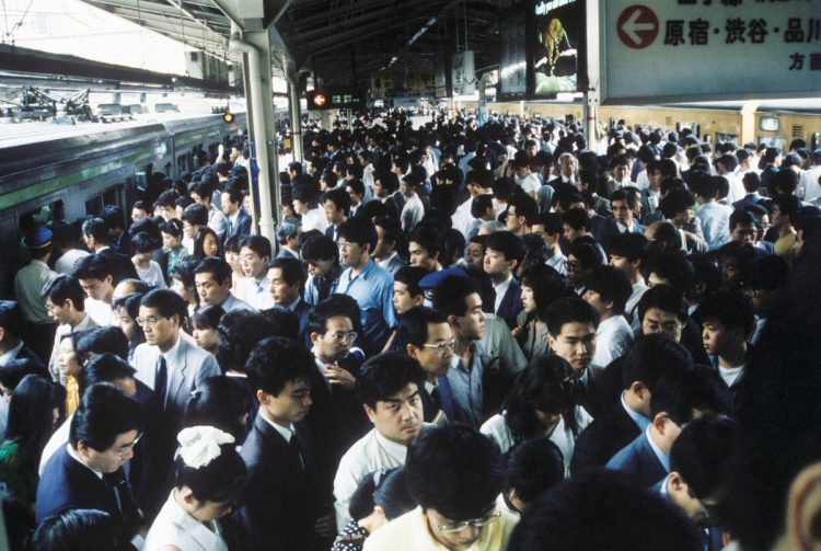 1980年代の国鉄新宿駅の通勤ラッシュの様子（時事通信フォト）