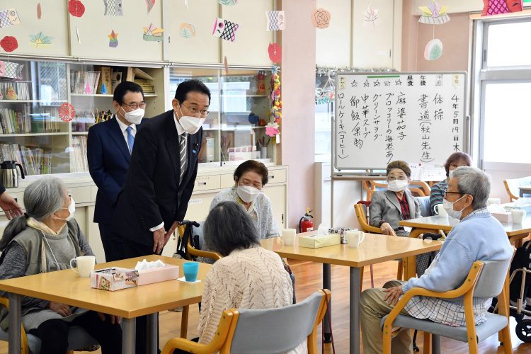 政府に介護現場の悲鳴は届いているか（写真は介護施設を視察する岸田文雄首相／時事通信フォト）