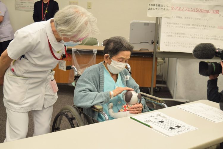 主に病院や介護施設などを対象にした『aiboの里親プログラム』