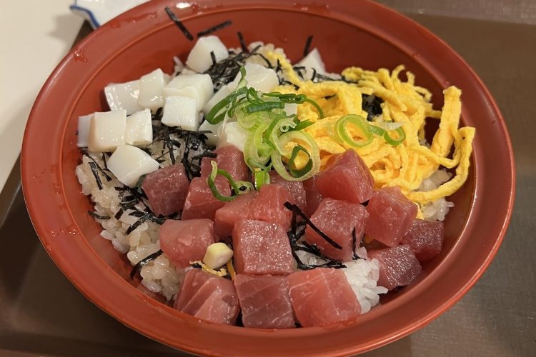 すき家で新登場した『海鮮ちらし丼』（並盛）