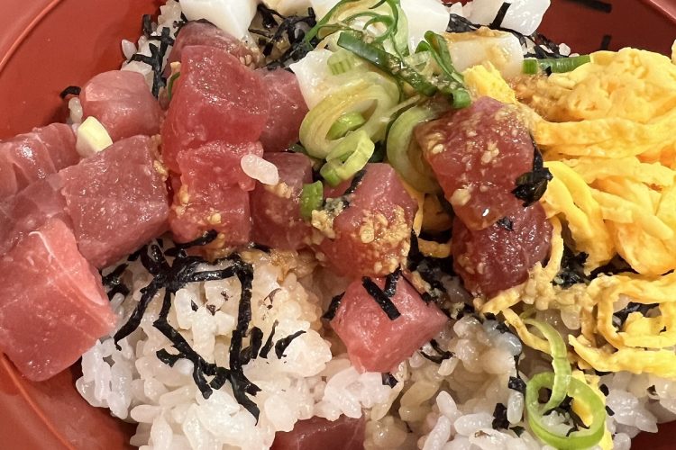 脂ものっている『海鮮ちらし丼』のめばちまぐろ。わさび醤油をたっぷりかけていただく