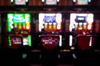 《攻略法が発覚した？》パチスロ『L荒野のコトブキ飛行隊』が全国のホールで「稼働停止」騒動　出玉を左右する不具合の発覚が“今の時代では異例の事態”と言われる所以