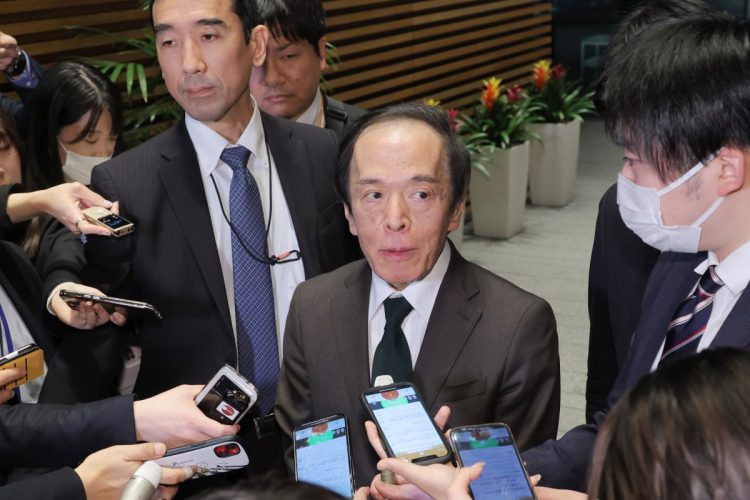 日銀政策決定会合後に記者たちの質問に答える植田和男・日銀総裁（写真：時事通信フォト）