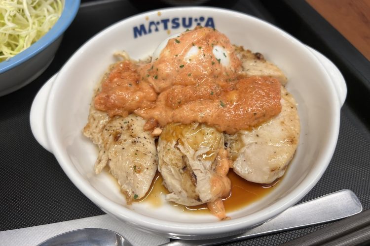 『たっぷり明太タルタルチキン定食』。たっぷりの明太タルタルソースと南蛮ダレで味付け