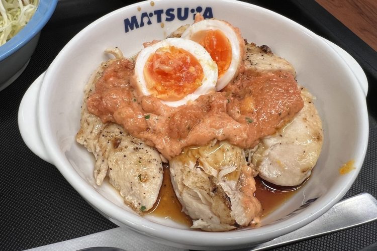 『たっぷり明太タルタルチキン定食』。標準でトッピングされているゆで卵。黄身の中心部分がほんのり半熟