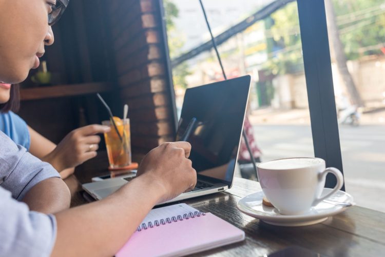 カフェでテレワークする人たちは珍しくないが…（写真：イメージマート）