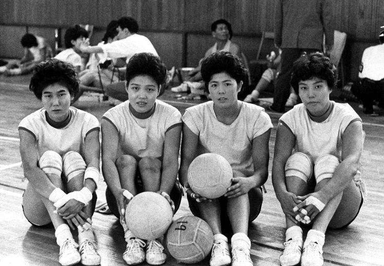 1964年の東京五輪で金メダルを獲得した「東洋の魔女」は監督・大松博文さんに導かれた（左から磯辺サタさん、松村好子さん、谷口絹子さん、松村勝美さん）