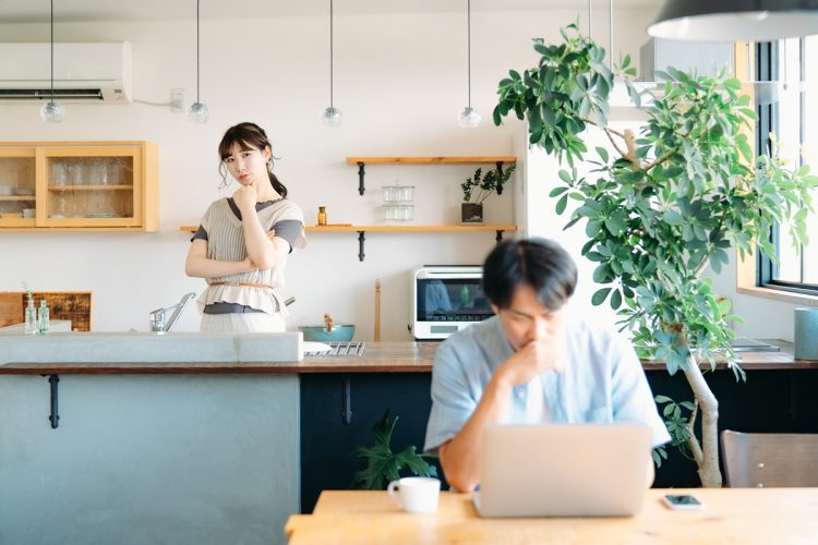 在宅勤務で家族関係がギクシャクすることも（イメージ）