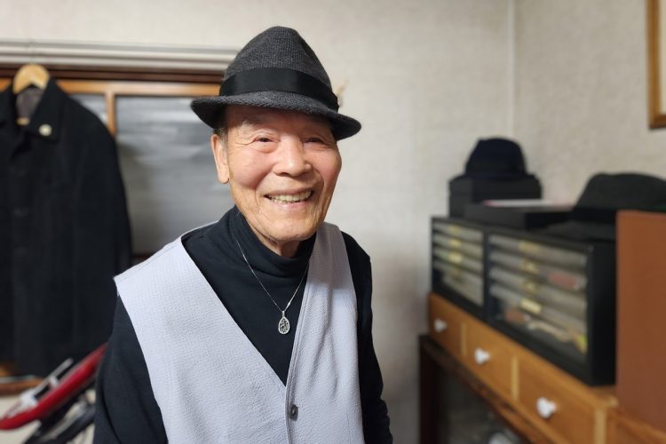 90才を超えても健康なきんさんの三男・幸男さん。おしゃれを忘れず、出かけるときには帽子をかぶる